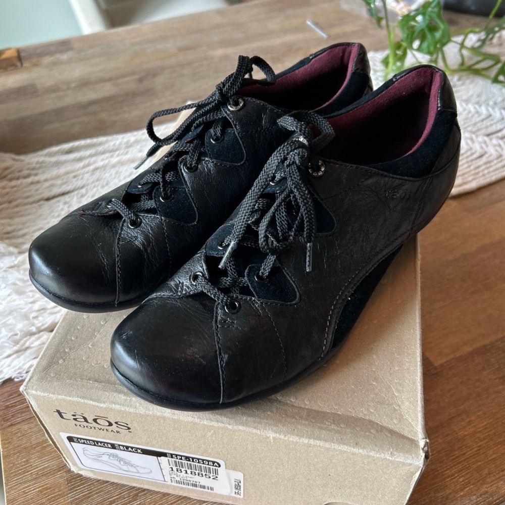 TAOS SPEED LACER WOMENS SHOES 9 black leather suede NICE!